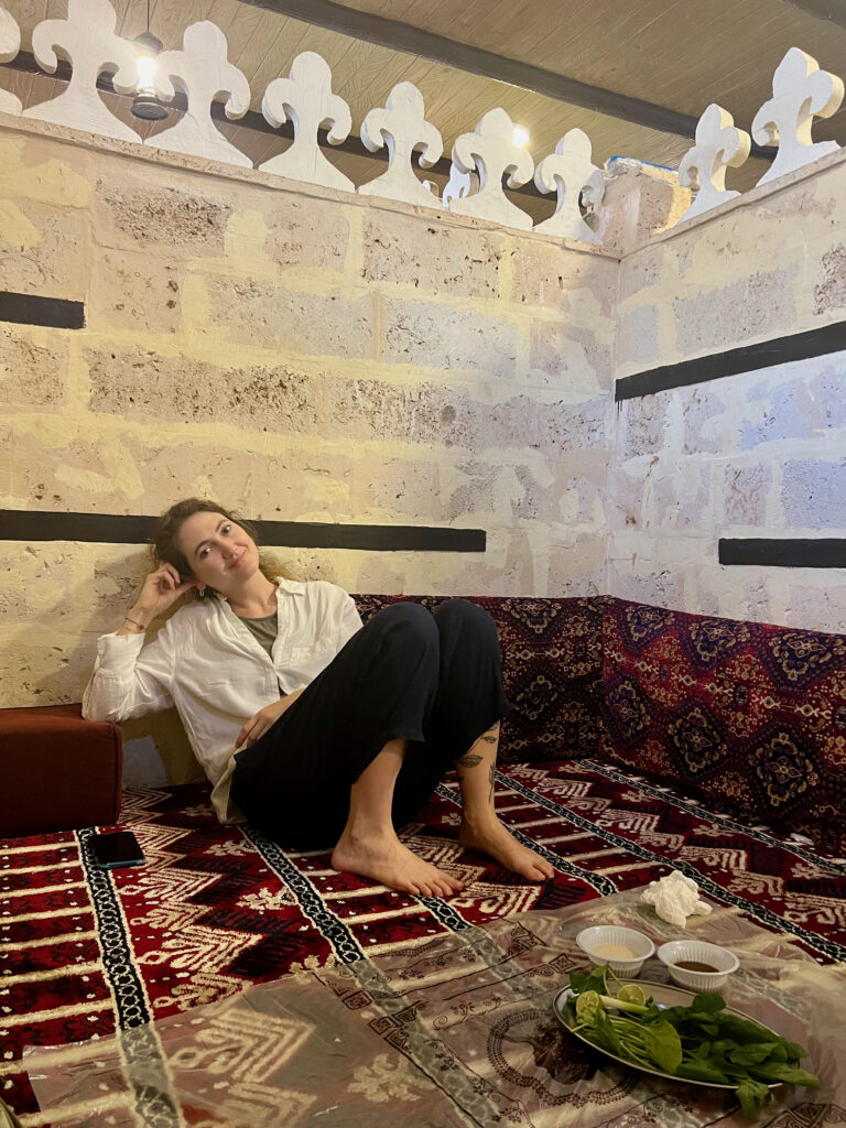 Paula Livv viajando pela Arábia Saudita em uma experiência de viagem pelo Oriente Médio